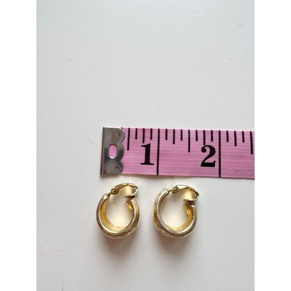 Vintage LIZ CLAIBORNE Gold Tone Leaf Embossed Clip On Huggie Hoop Earrings - Picture 10 of 11